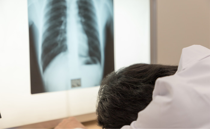 医師を辞めたい人は多い!労働時間の現状で見る労働環境とその対策